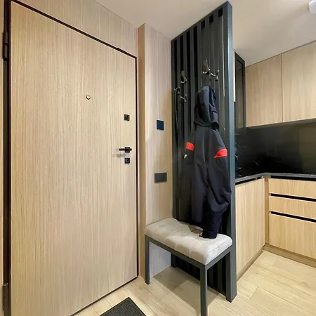 Location Lift Front Apartment *